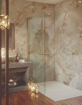 Salle de bains avec le décor Vipanel Stone Gold
