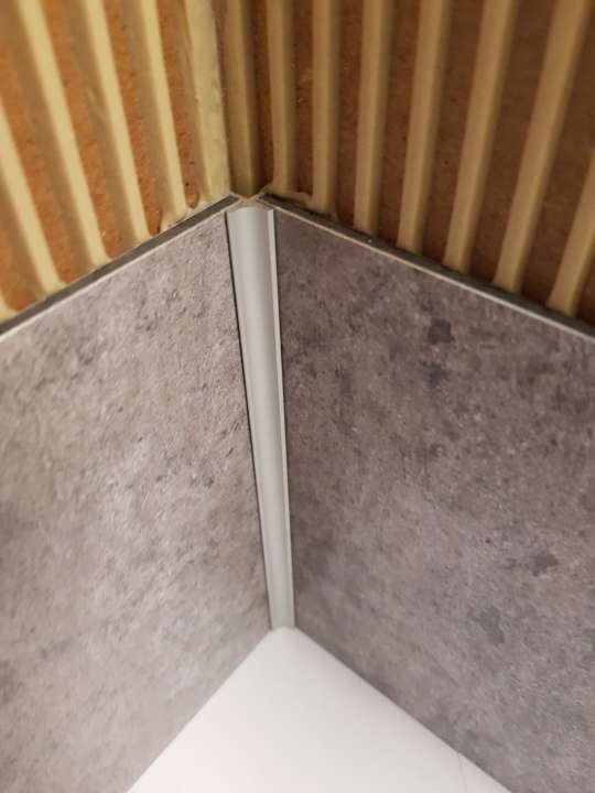 Photo Profilé d'angle intérieur 90° pour finition panneaux VIPANEL ep.3mm H3M alu