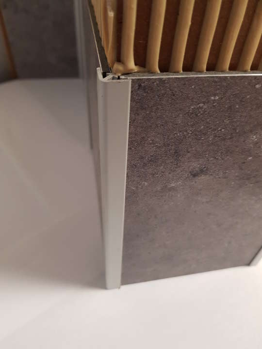 Photo Profilé d'angle extérieur 90° pour finition panneaux VIPANEL ep.3mm H3M